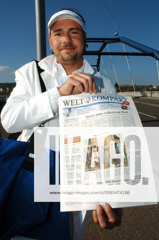 Sacha Beauvoir verteilt am Montag (11.04.2005) auf der Ostspange in Saarbrücken die Zeitung Welt kompakt . Die Bild-Zeitung und die Welt bringen ab Montag im Saarland eigene Regionalausgaben auf den Markt. Die Springer Zeitungen Bild Saarland und Welt-Kompakt Saar treten somit in den Wettbewerb zur Saarbrücker Zeitung und der seit 31. März diesen Jahres erscheinden 20 Cent, die beide aus dem Verlagshaus Holtzbrink stammen.