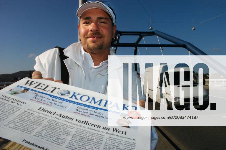 Sacha Beauvoir verteilt am Montag (11.04.2005) auf der Ostspange in Saarbrücken die Zeitung Welt kompakt . Die Bild-Zeitung und die Welt bringen ab Montag im Saarland eigene Regionalausgaben auf den Markt. Die Springer Zeitungen Bild Saarland und Welt-Kompakt Saar treten somit in den Wettbewerb zur Saarbrücker Zeitung und der seit 31. März diesen Jahres erscheinden 20 Cent, die beide aus dem Verlagshaus Holtzbrink stammen.
