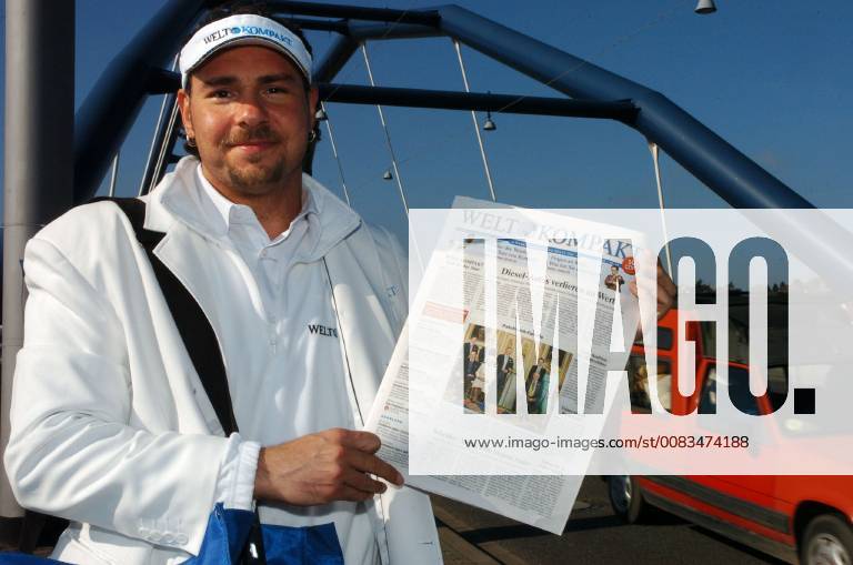 Sacha Beauvoir verteilt am Montag (11.04.2005) auf der Ostspange in Saarbrücken die Zeitung Welt kompakt . Die Bild-Zeitung und die Welt bringen ab Montag im Saarland eigene Regionalausgaben auf den Markt. Die Springer Zeitungen Bild Saarland und Welt-Kompakt Saar treten somit in den Wettbewerb zur Saarbrücker Zeitung und der seit 31. März diesen Jahres erscheinden 20 Cent, die beide aus dem Verlagshaus Holtzbrink stammen.