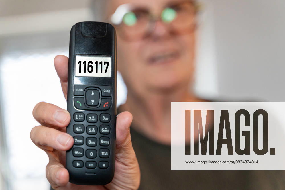 FOTOMONTAGE, Eine Frau hält ein Telefon mit der Nummer 116117 im Display. Symbolbild für den ärztlichen Bereitschaftsdienst in Deutschland. Kontaktstelle für Patienten, die außerhalb der Praxiszeiten Hilfe benötigen