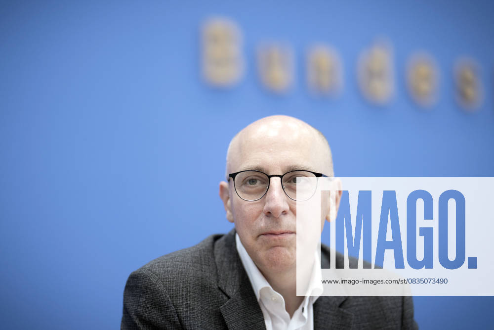 Sinan Selen, Wirtschaftsschutzbericht DEU, Deutschland, Germany, Berlin, 18.09.2025 Sinan Selen , designierter Praesident und Vizepraesident vom Bundesamt fuer Verfassungsschutz BfV , waehrend der Bundespressekonferenz zum Thema Vorstellung Wirtschaftsschutzbericht in Berlin Deutschland en: Sinan Selen , designated President and Vice President of the Federal Office for the Protection of the Constitution BfV during the Federal Press Conference on the presentation of the Economic Protection Report Wirtschaftsschutzbericht in Berlin Germany