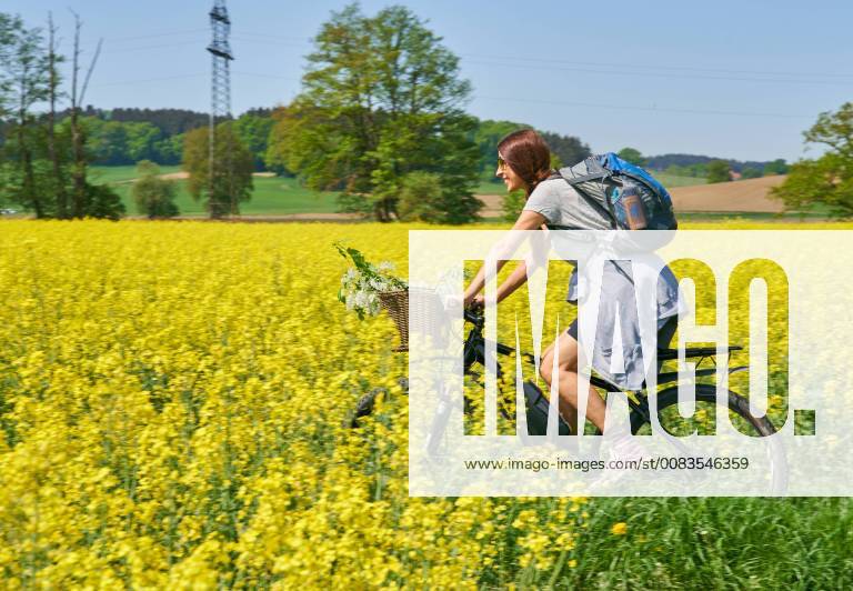 MODEL RELEASED Junge Frau macht eine Radtour auf einem eBike, Mountainbike in Pfaffenhofen an der Ilm, Deutschland am 29.04.2018