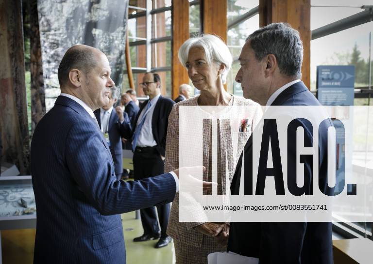 Bundesfinanzminister Olaf Scholz, SPD, im Gespraech mit Christine Lagarde, Direktorin des Internationalen Waehrungsfonds IWF, und Mario Draghi, Praesident der Europaeischen Zentralbank, in einer Sitzungspause beim G7 Treffen der Finanzminister und Notenbankgouverneure in Whistler, Kanada. 01.06.2018, Whistler Kanada