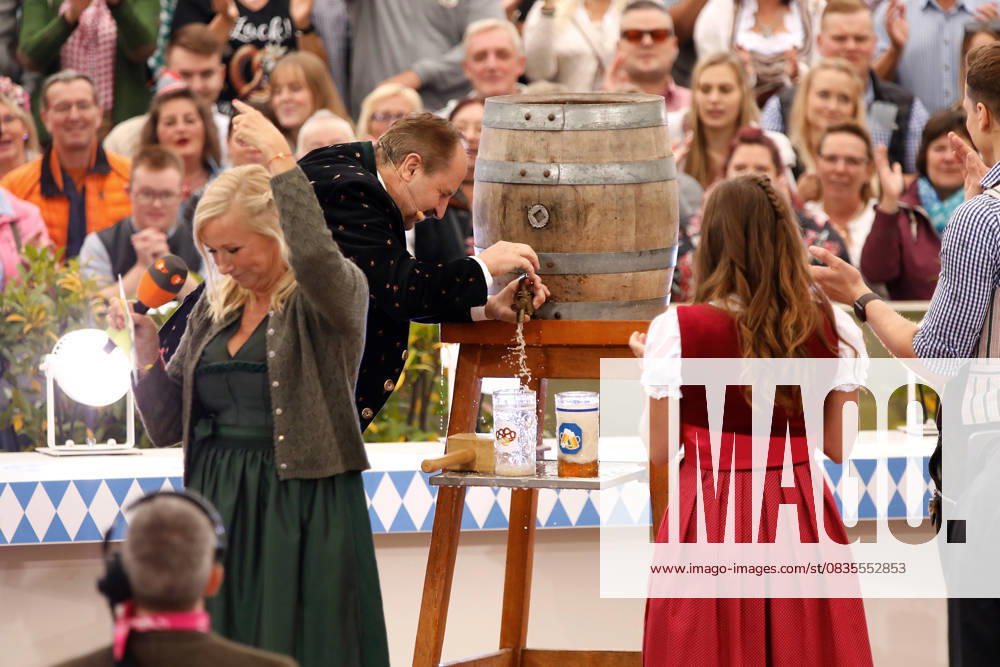 ZDF Fernsehgarten in Mainz Oktoberfest im ZDF Fernsegarten Mainz, 28.09.2025 Johann Lafer bei seinem missglückten Fassbieranstich auf der Oktoberfestparty in der Open-Air-Sendung ZDF Fernsehegarten moderiert von Andrea Kiewel. Kiwi im Dirntel Rheinland-Pfalz Germany
