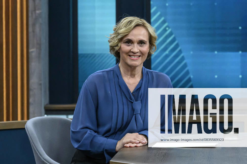 Im Bild v.l.: Caren Miosga, GER, Berlin, Studio, zu Gast bei - Caren Miosga, Polittalk, TV, Format, mit Moderatorin, Das Erste, aus Adlershof - am Studio 20, Thema: Braucht Deutschland eine neue Aussenpolitik, Herr Wadephul? Wie viel Spielraum bleibt der Bundesregierung zwischen historischer Verantwortung, aktuellen Krisen und dem Anspruch, Europa zu einen, 28.09.2025,