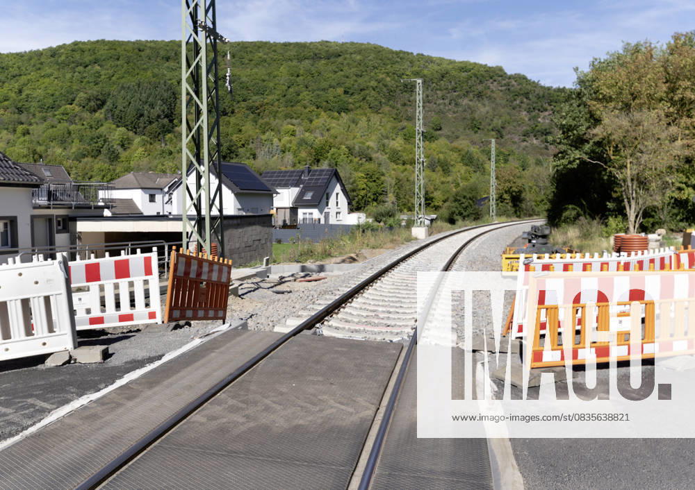 DEU , DEUTSCHLAND : Nach der Flutkatastrophe im Juli 2021 im Ahrtal baut die Deutsche Bahn AG die zerstoerte Ahrtalbahn wieder auf , wie hier in Kreuzberg , 19.09.2025 DEU , GERMANY : After the flood disaster in July 2021 in the Ahr valley Deutsche Bahn AG is restoring the destroyed Ahr Valley train line , like here in Kreuzberg
