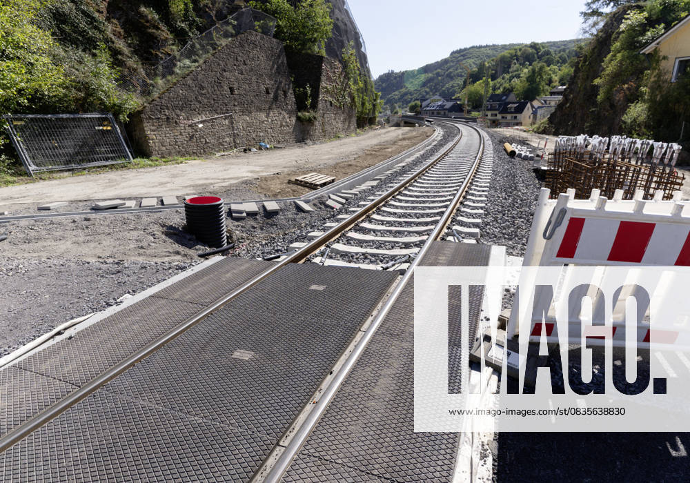 DEU , DEUTSCHLAND : Nach der Flutkatastrophe im Juli 2021 im Ahrtal baut die Deutsche Bahn AG die zerstoerte Ahrtalbahn wieder auf , wie hier in Kreuzberg , 19.09.2025 DEU , GERMANY : After the flood disaster in July 2021 in the Ahr valley Deutsche Bahn AG is restoring the destroyed Ahr Valley train line , like here in Kreuzberg