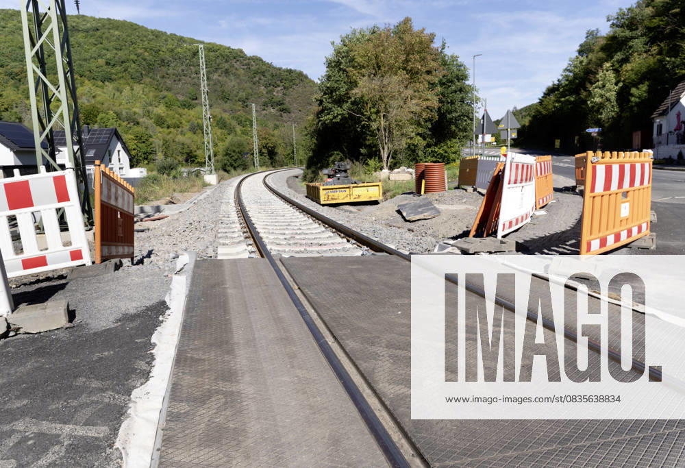 DEU , DEUTSCHLAND : Nach der Flutkatastrophe im Juli 2021 im Ahrtal baut die Deutsche Bahn AG die zerstoerte Ahrtalbahn wieder auf , wie hier in Kreuzberg , 19.09.2025 DEU , GERMANY : After the flood disaster in July 2021 in the Ahr valley Deutsche Bahn AG is restoring the destroyed Ahr Valley train line , like here in Kreuzberg