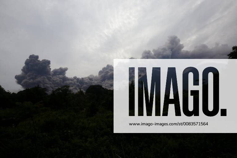 A view of an eruption of the Fuego volcano in Alotenango, Sacatepequez, Guatemala, 03 June 2018. At least six died and 20 were wounded as a result of the violent eruption of the Fuego volcano in Guatemala. Six dead and 20 wounded after eruption of Fuego volcano in Guatemala !ACHTUNG: NUR REDAKTIONELLE NUTZUNG!