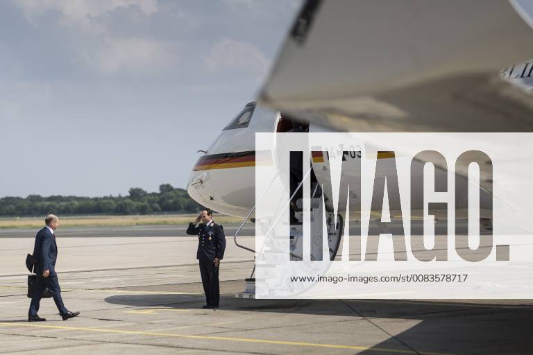 Bundesfinanzminister Olaf Scholz, SPD, betritt das Regierungsflugzeug, das ihn nach Den Haag in den Niederlanden bringen wird. Berlin, 04.06.2018. Berlin Germany
