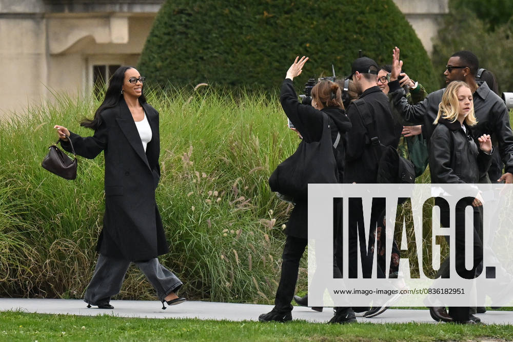 PFW Loewe Outside Arrivals Solange Knowles arriving at Loewe show during Paris Fashion Week in Paris, France on October 3, 2025. Photo by Julien Reynaud APS-Medias ABACAPRESS.COM Paris France