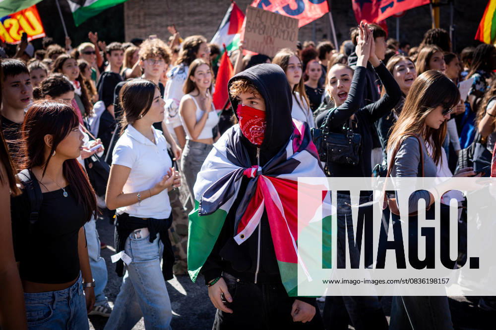 Pro-Palestinian demonstrators march along Rome s roads as they gather for a national general strike to protest against the situation in Gaza, in Rome, Italy, on 02 November 2025. Pro-Palestinian demonstrators march along Rome s roads as they gather for a national general strike to protest against the situation in Gaza two days after Israeli forces intercepted the Global Sumud Flotilla in the Mediterranean Sea, in Rome, Italy, on 02 November 2025., Credit:Stefano Costantino TTL Avalon Italy, Rome