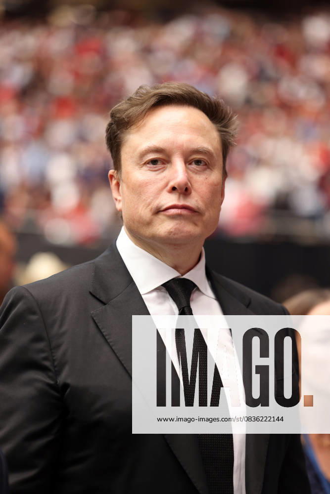 ELON MUSK at the Charlie Kirk Memorial at State Farm Stadium in Glendale, Arizona. Glendale USA - ZUMAg247 20250921_znp_g247_096