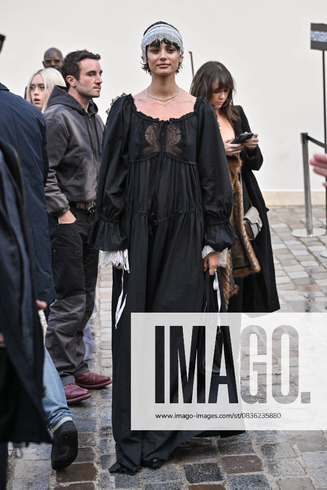 PFW Ann Demeulemeester Outside Arrivals Taylor Hill arriving at Ann Demeulemeester show during Paris Fashion Week in Paris, France on October 4, 2025. Photo by Julien Reynaud APS-Medias ABACAPRESS.COM Paris France