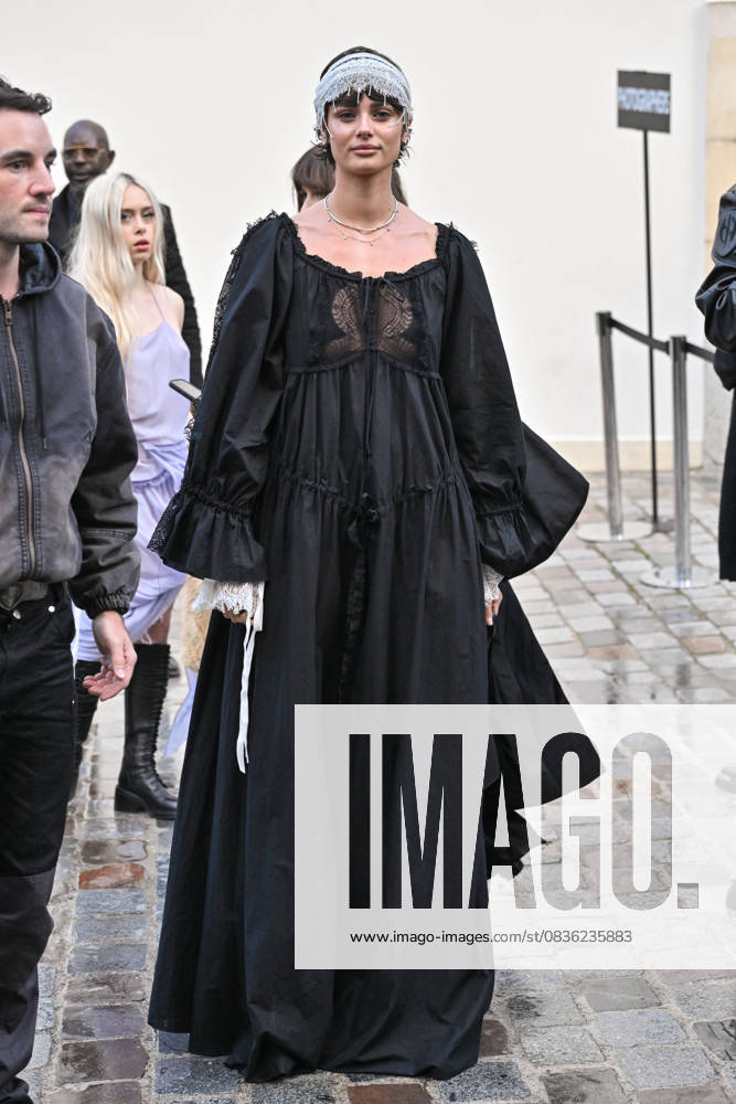 PFW Ann Demeulemeester Outside Arrivals Taylor Hill arriving at Ann Demeulemeester show during Paris Fashion Week in Paris, France on October 4, 2025. Photo by Julien Reynaud APS-Medias ABACAPRESS.COM Paris France