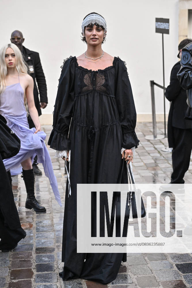 PFW Ann Demeulemeester Outside Arrivals Taylor Hill arriving at Ann Demeulemeester show during Paris Fashion Week in Paris, France on October 4, 2025. Photo by Julien Reynaud APS-Medias ABACAPRESS.COM Paris France