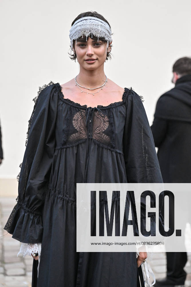PFW Ann Demeulemeester Outside Arrivals Taylor Hill arriving at Ann Demeulemeester show during Paris Fashion Week in Paris, France on October 4, 2025. Photo by Julien Reynaud APS-Medias ABACAPRESS.COM Paris France