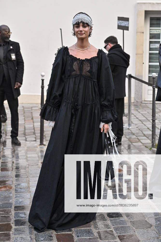 PFW Ann Demeulemeester Outside Arrivals Taylor Hill arriving at Ann Demeulemeester show during Paris Fashion Week in Paris, France on October 4, 2025. Photo by Julien Reynaud APS-Medias ABACAPRESS.COM Paris France