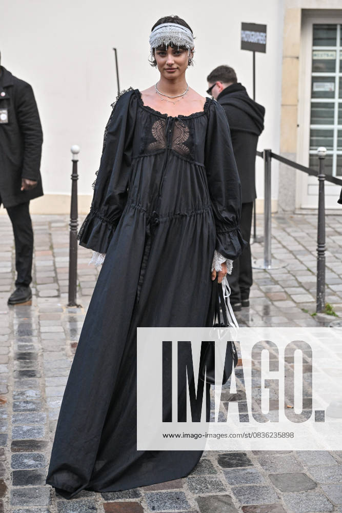 PFW Ann Demeulemeester Outside Arrivals Taylor Hill arriving at Ann Demeulemeester show during Paris Fashion Week in Paris, France on October 4, 2025. Photo by Julien Reynaud APS-Medias ABACAPRESS.COM Paris France