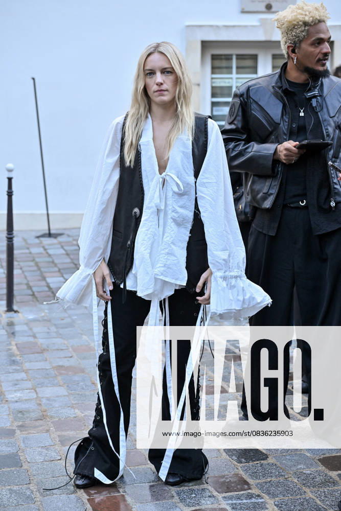 PFW Ann Demeulemeester Outside Arrivals Guest arriving at Ann Demeulemeester show during Paris Fashion Week in Paris, France on October 4, 2025. Photo by Julien Reynaud APS-Medias ABACAPRESS.COM Paris France