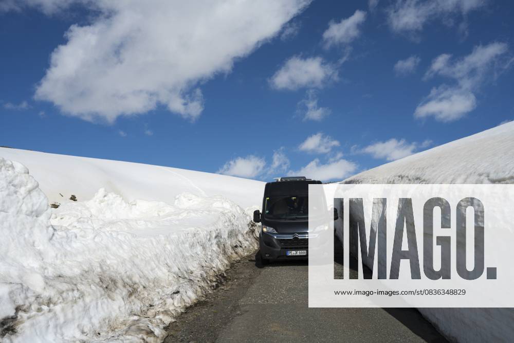 Van zwischen hohen Schneewehen auf einer Bergstraße unter klarem Himmel, mit dem Camper zum Aragaz, Aragats, Aragac, Alagyaz, erloschener Schichtvulkan, 4090 m, Aragazotn, Schirak, Armenien Van zwischen hohen Schneewehen auf einer Bergstraße unter klarem Himmel, mit dem Camper zum Aragaz, Aragats, Aragac, Alagyaz, erloschener Schichtvulkan, 4090 m, Aragazotn, Schirak, Armenien