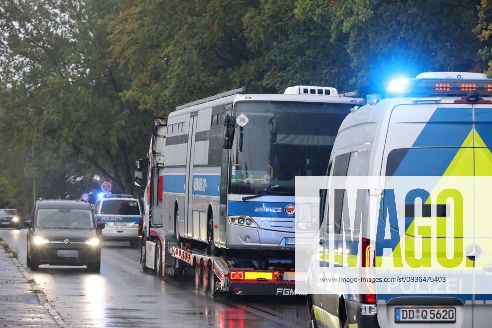 Adenauer SRP+ tritt Heimreise an 07.10.2025, Chemnitz, Bereitschaftspolizei, Nach dem der Adenauer SRP+ genannte BUS der Aktivistengruppe Zentrum politische Schönheit erst in Döbeln beschlagnahmt und im Anschluss in Chemnitz aufgrund diverser Mengel stillgelegt wurde konnte er nun endlich am heutigen Tag die Heimreise antreten. Natürlich nicht auf den eigenen 4 Reifen. Am 6.10.2025 wurde erst der Dachaufbau demontiert und mittels Tieflader nach Berlin verbracht einen Tag später also am 07.10 wurde dann der Bus auf einen Tieflader verbracht und durfte dann den Heimweg antreten. Chemnitz Sachsen Deutschland