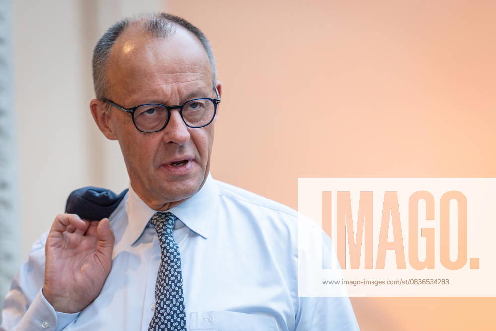 Bundeskanzler Friedrich Merz bei seiner Ankunft an der Villa Borsig;Kabinettsklausur Herbst 2025 der Bundesregierung in der Borsig-Villa Reiherwerder - Akademie Auswärtiger Dienst - Berlin, Berlin Berlin Deutschland Villa Borsig, Tegel