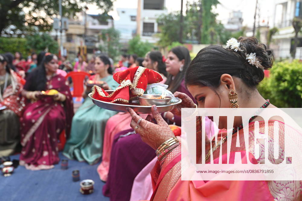 Prayagraj: Women perform rituals on the occasion of Karva Chauth festival, in Prayagraj on Friday, October 10, 2025. Prayagraj India - ZUMAv115 20251010_zap_v115_001