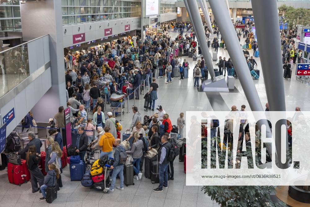 Volle Abfertigungshalle, Warteschlangen, Terminal B, viele Tausend Menschen starten am ersten Tag der NRW Herbstferien in der Urlaub, am Flughafen Düsseldorf, die Wartezeiten hielten sich aber in Grenzen, trotz des großen Ansturm, NRW, Deutschland Ferienstart DUS