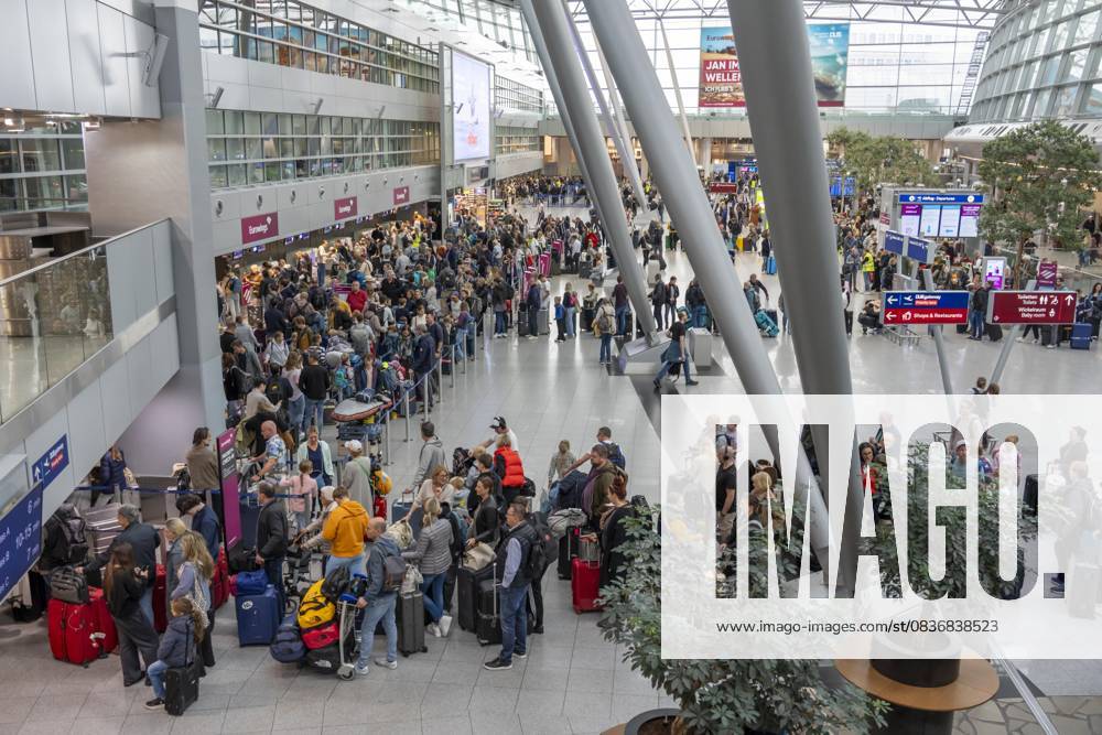 Volle Abfertigungshalle, Warteschlangen, Terminal B, viele Tausend Menschen starten am ersten Tag der NRW Herbstferien in der Urlaub, am Flughafen Düsseldorf, die Wartezeiten hielten sich aber in Grenzen, trotz des großen Ansturm, NRW, Deutschland Ferienstart DUS