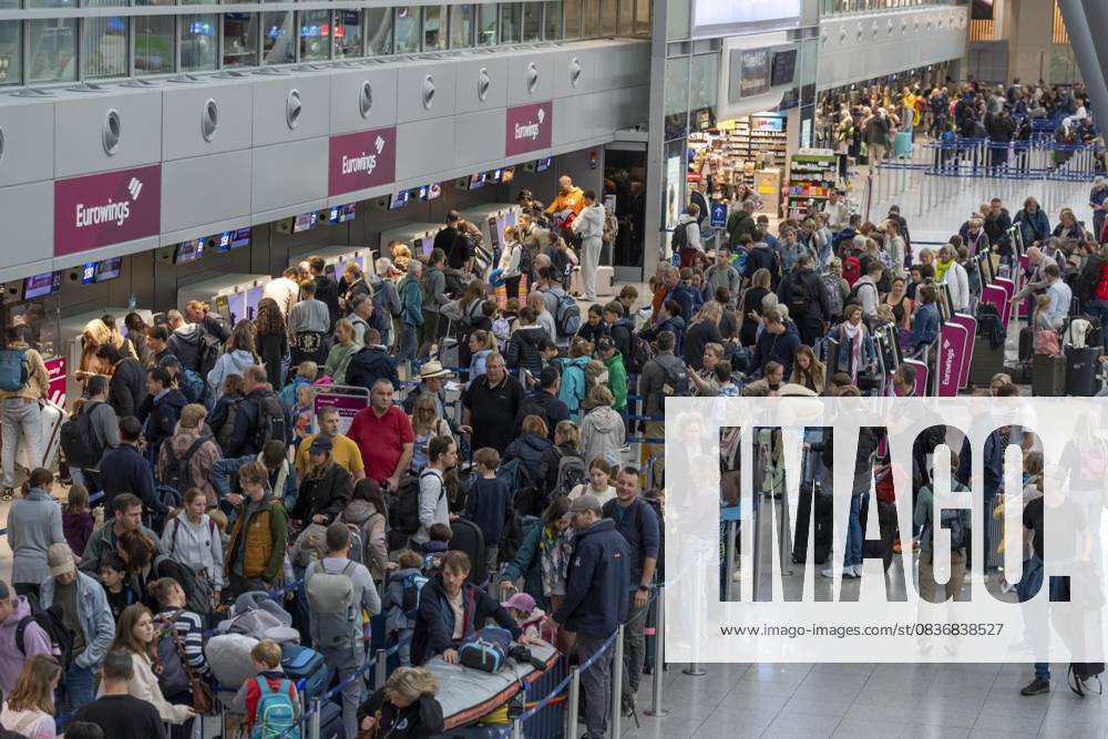 Volle Abfertigungshalle, Warteschlangen, Terminal B, viele Tausend Menschen starten am ersten Tag der NRW Herbstferien in der Urlaub, am Flughafen Düsseldorf, die Wartezeiten hielten sich aber in Grenzen, trotz des großen Ansturm, NRW, Deutschland Ferienstart DUS