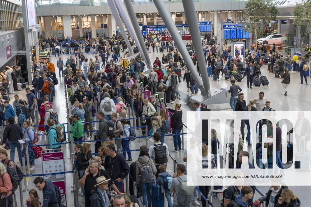 Volle Abfertigungshalle, Warteschlangen, Terminal B, viele Tausend Menschen starten am ersten Tag der NRW Herbstferien in der Urlaub, am Flughafen Düsseldorf, die Wartezeiten hielten sich aber in Grenzen, trotz des großen Ansturm, NRW, Deutschland Ferienstart DUS