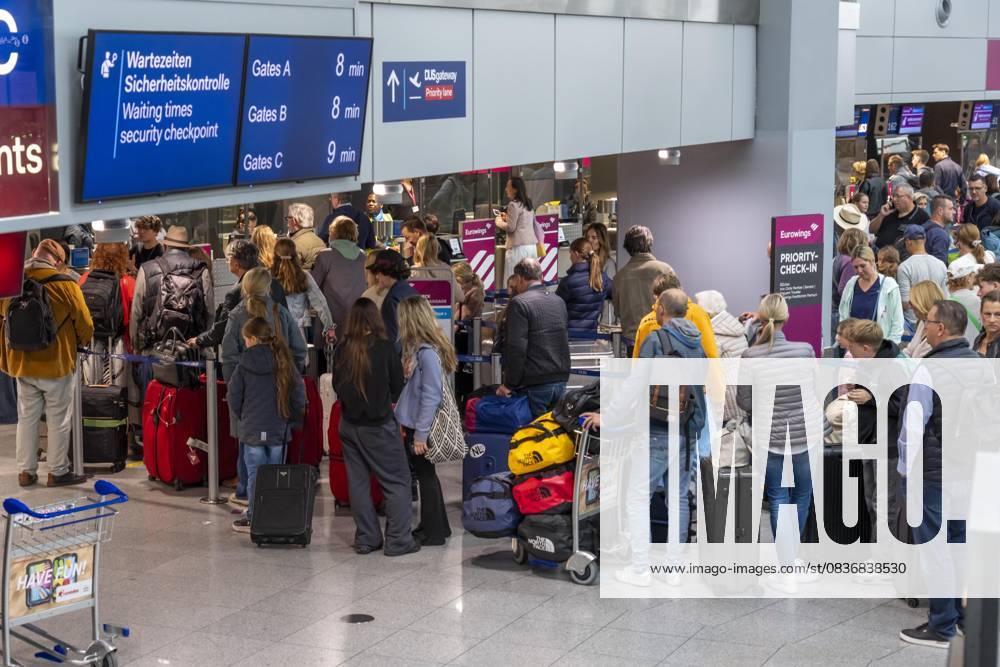 Volle Abfertigungshalle, Warteschlangen, Terminal B, viele Tausend Menschen starten am ersten Tag der NRW Herbstferien in der Urlaub, am Flughafen Düsseldorf, die Wartezeiten hielten sich aber in Grenzen, trotz des großen Ansturm, NRW, Deutschland Ferienstart DUS