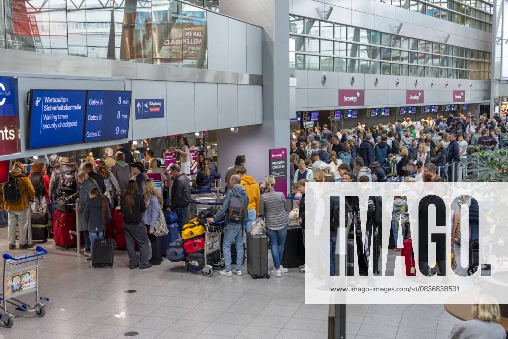 Volle Abfertigungshalle, Warteschlangen, Terminal B, viele Tausend Menschen starten am ersten Tag der NRW Herbstferien in der Urlaub, am Flughafen Düsseldorf, die Wartezeiten hielten sich aber in Grenzen, trotz des großen Ansturm, NRW, Deutschland Ferienstart DUS