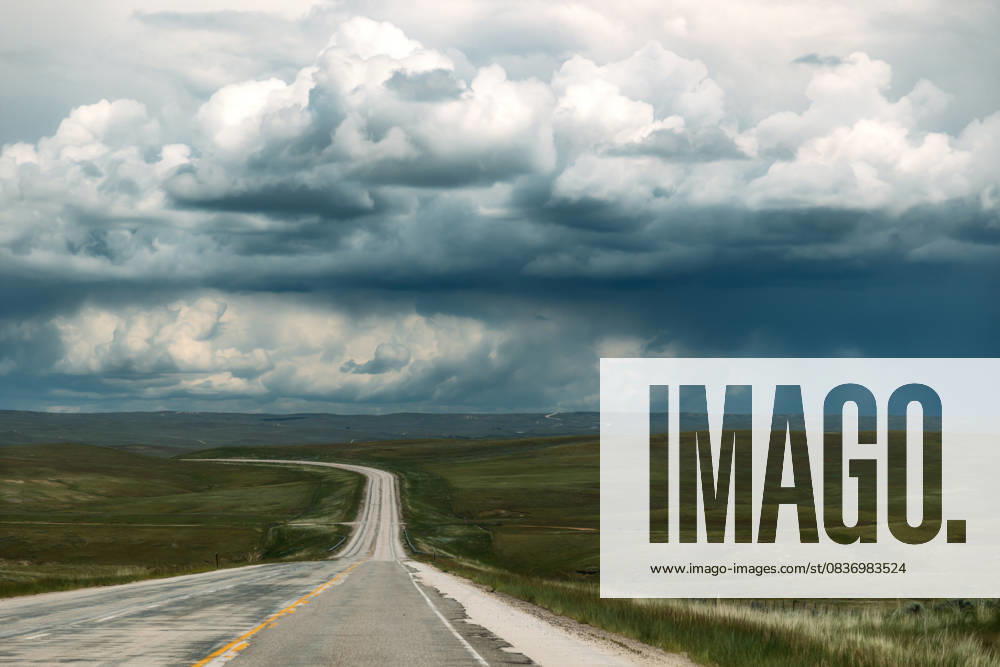 IMAGO Creative, Jahreszeit Sommer, Regen, Sommerregen Long Empty Highway leading to Rainclouds in Distance Tulsa, Oklahoma, United States CR_KRRY251009-1849503-01