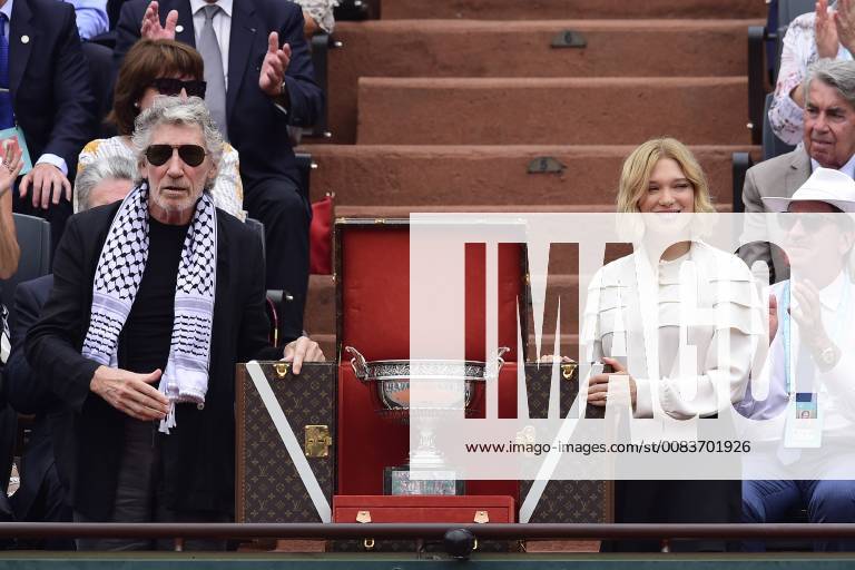 Roger Waters et Lea Seydoux presentent le trophee du Vainqueur dans un ecrin Louis Vuitton CCELEBRITES : Internationaux de France de Roland Garros 2018 - Finale simple Messieurs - Paris - 10 06 2018 JBAutissier Panoramic