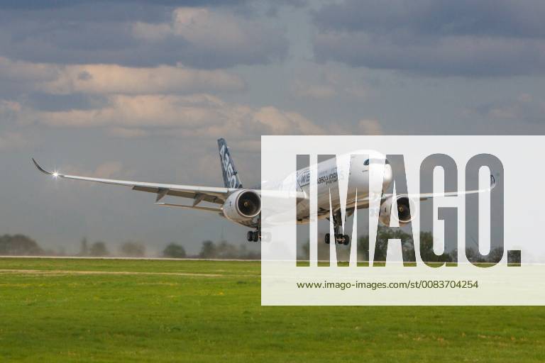 DEU, Deutschland, Brandenburg, Schönefeld, 25.04.2018: ILA Berlin Air Show, Internationale Luft- und Raumfahrtausstellung Berlin - F-WWCF Airbus Industrie Airbus A350-941 - Flugvorführung