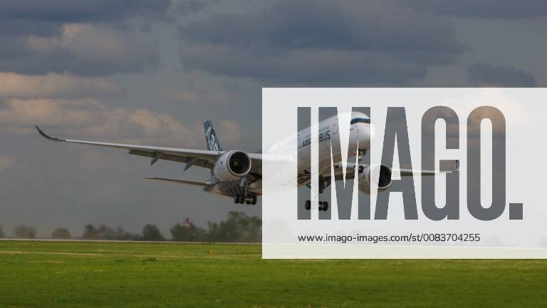 DEU, Deutschland, Brandenburg, Schönefeld, 25.04.2018: ILA Berlin Air Show, Internationale Luft- und Raumfahrtausstellung Berlin - F-WWCF Airbus Industrie Airbus A350-941 - Flugvorführung