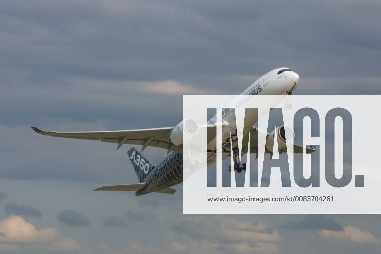 DEU, Deutschland, Brandenburg, Schönefeld, 25.04.2018: ILA Berlin Air Show, Internationale Luft- und Raumfahrtausstellung Berlin - F-WWCF Airbus Industrie Airbus A350-941 - Flugvorführung