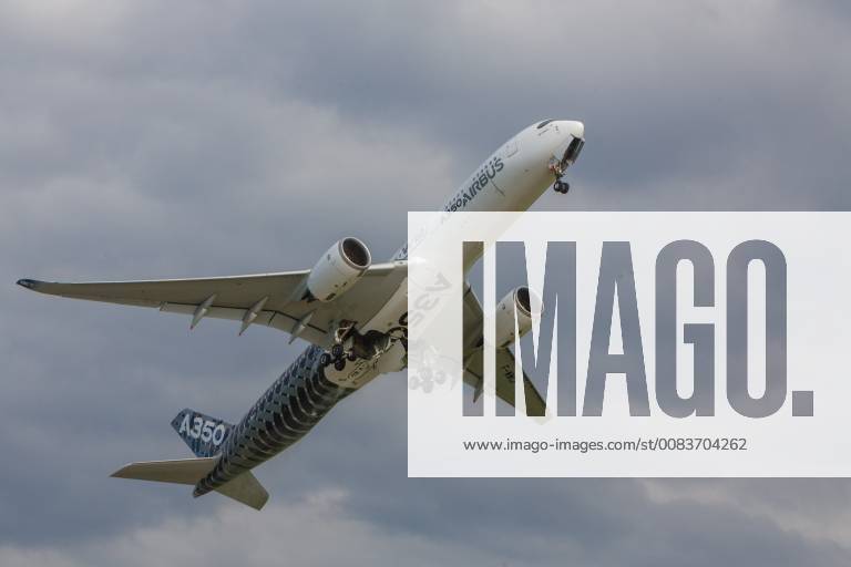 DEU, Deutschland, Brandenburg, Schönefeld, 25.04.2018: ILA Berlin Air Show, Internationale Luft- und Raumfahrtausstellung Berlin - F-WWCF Airbus Industrie Airbus A350-941 - Flugvorführung