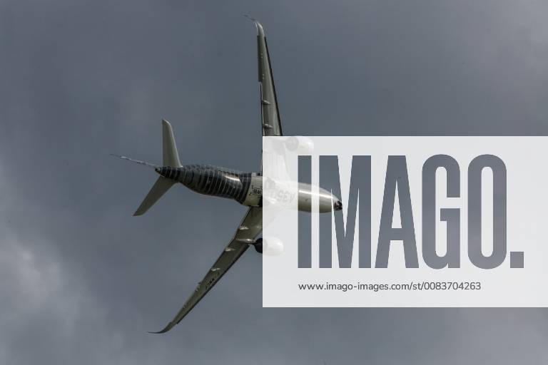 DEU, Deutschland, Brandenburg, Schönefeld, 25.04.2018: ILA Berlin Air Show, Internationale Luft- und Raumfahrtausstellung Berlin - F-WWCF Airbus Industrie Airbus A350-941 - Flugvorführung