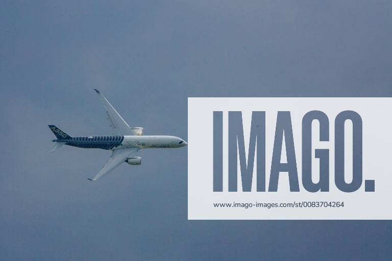 DEU, Deutschland, Brandenburg, Schönefeld, 25.04.2018: ILA Berlin Air Show, Internationale Luft- und Raumfahrtausstellung Berlin - F-WWCF Airbus Industrie Airbus A350-941 - Flugvorführung