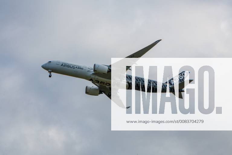 DEU, Deutschland, Brandenburg, Schönefeld, 25.04.2018: ILA Berlin Air Show, Internationale Luft- und Raumfahrtausstellung Berlin - F-WWCF Airbus Industrie Airbus A350-941 - Flugvorführung