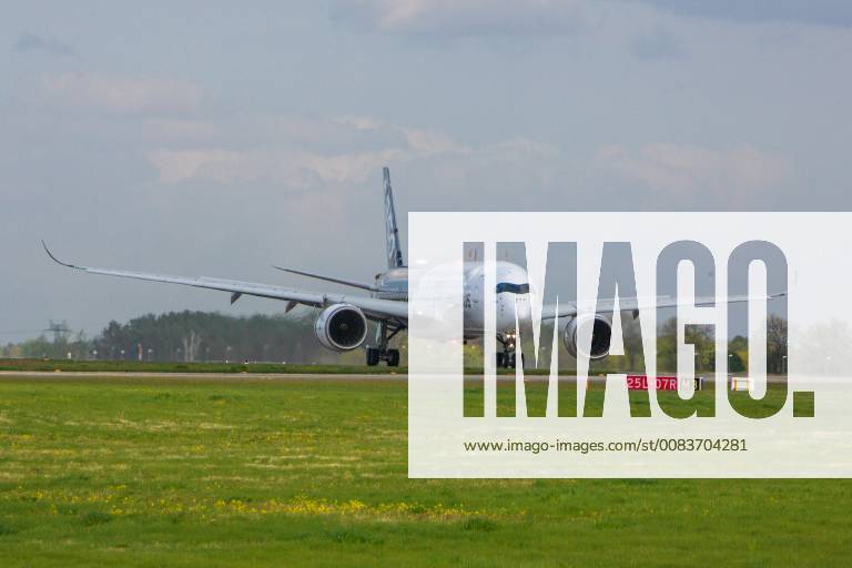 DEU, Deutschland, Brandenburg, Schönefeld, 25.04.2018: ILA Berlin Air Show, Internationale Luft- und Raumfahrtausstellung Berlin - F-WWCF Airbus Industrie Airbus A350-941 - Flugvorführung