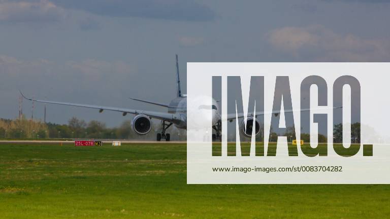 DEU, Deutschland, Brandenburg, Schönefeld, 25.04.2018: ILA Berlin Air Show, Internationale Luft- und Raumfahrtausstellung Berlin - F-WWCF Airbus Industrie Airbus A350-941 - Flugvorführung