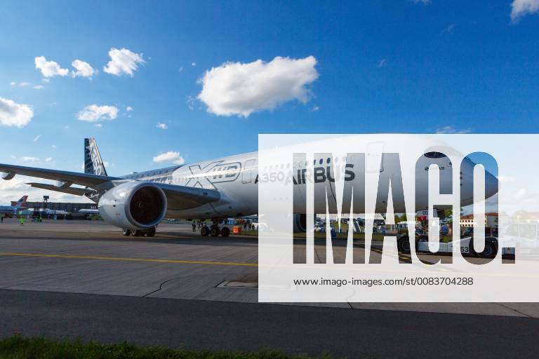DEU, Deutschland, Brandenburg, Schönefeld, 25.04.2018: ILA Berlin Air Show, Internationale Luft- und Raumfahrtausstellung Berlin - F-WWCF Airbus Industrie Airbus A350-941 - nach der Flugvorführung wird der Airbus auf einer Parkposition abgestellt
