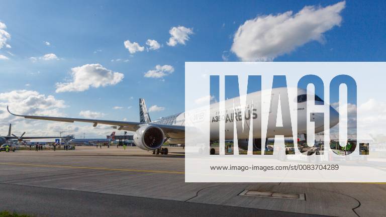 DEU, Deutschland, Brandenburg, Schönefeld, 25.04.2018: ILA Berlin Air Show, Internationale Luft- und Raumfahrtausstellung Berlin - F-WWCF Airbus Industrie Airbus A350-941 - nach der Flugvorführung wird der Airbus auf einer Parkposition abgestellt