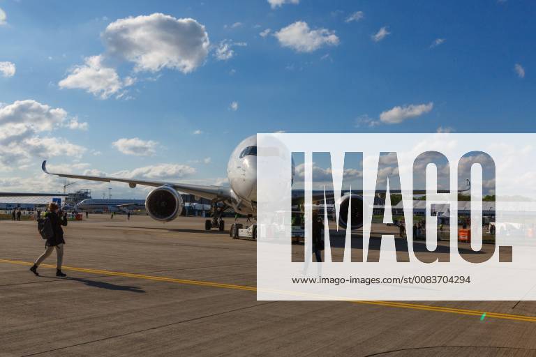 DEU, Deutschland, Brandenburg, Schönefeld, 25.04.2018: ILA Berlin Air Show, Internationale Luft- und Raumfahrtausstellung Berlin - F-WWCF Airbus Industrie Airbus A350-941 - nach der Flugvorführung wird der Airbus auf einer Parkposition abgestellt