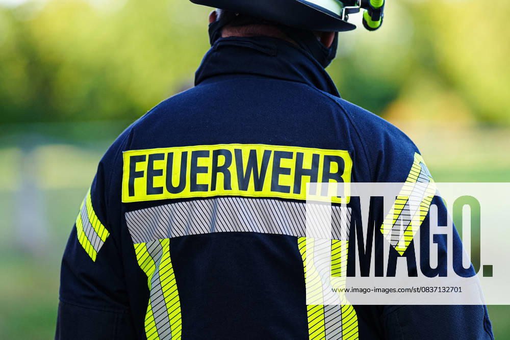 Ammersbek Themenfoto: Blaulicht, 13.10.2025 Aufschrift Feuerwehr auf Uniform von Feuerwehrmann Themenfoto: Blaulicht