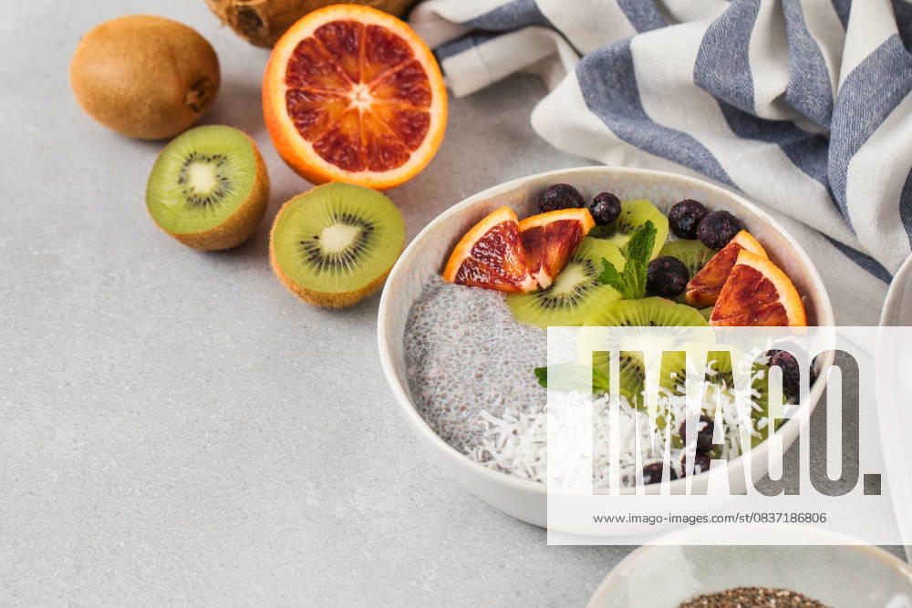 IMAGO Creative, Food, High Protein Frühstück Gesunde Frühstücksbowl mit Chia-Pudding, Kiwi, Blutorange und Beeren Healthy breakfast bowl with chia pudding, kiwi, blood orange, and berries. Vegan food (License=RF)